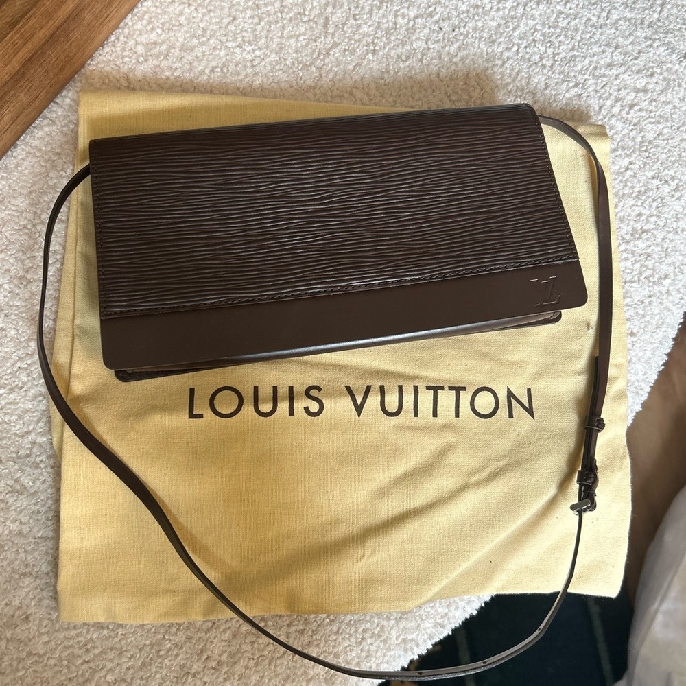Authentic LOUIS VUITTON 🤎 chocolate Epi Honfleur two way clutch
